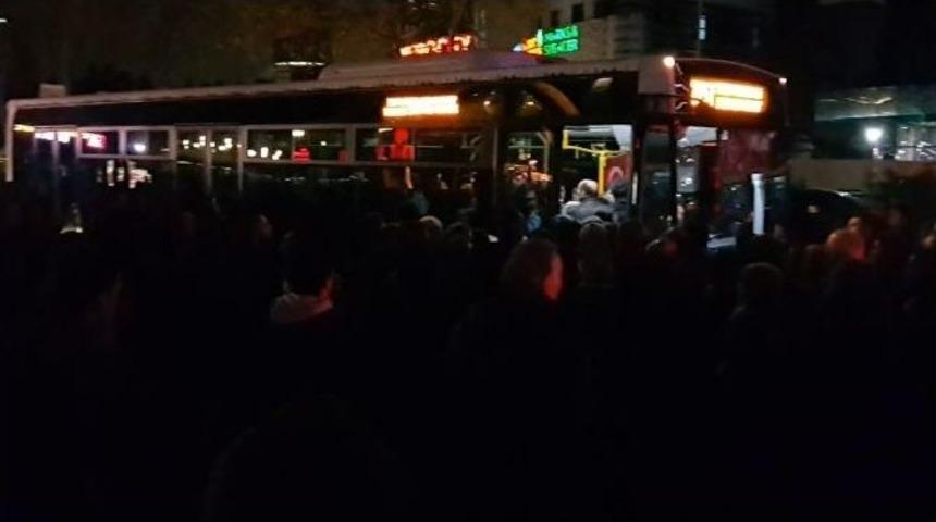 İstanbul&rsquo;un En İşlek Caddesinde Otob&uuml;s Eylemi