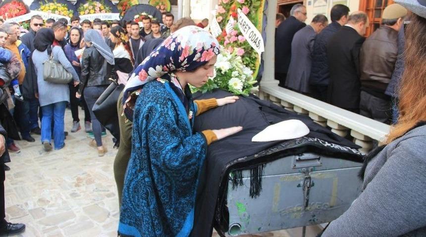 Elif &Ouml;ğretmen 2 Bin Kişi İle Son Yolculuğuna Uğurlandı