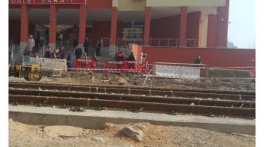 Kocaeli&rsquo;de Duruşma &Ccedil;ıkışı Taraflar Birbirine Girdi