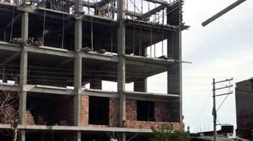 İnşaat İş&ccedil;isi Metrelerce Y&uuml;kseklikte Canını Tehlikeye Attı