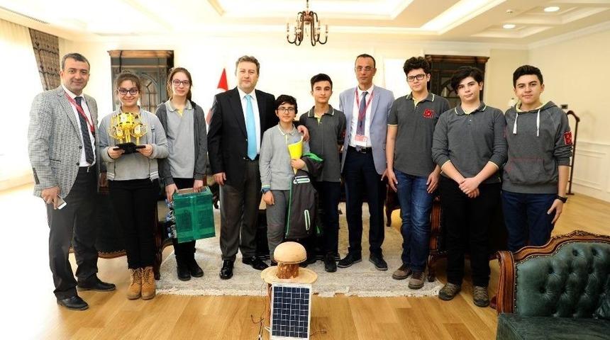 Gen&ccedil; Mucitlerden Doğal Isıtmalı Kedi Evi Ve Otomatik Kuşyemliği