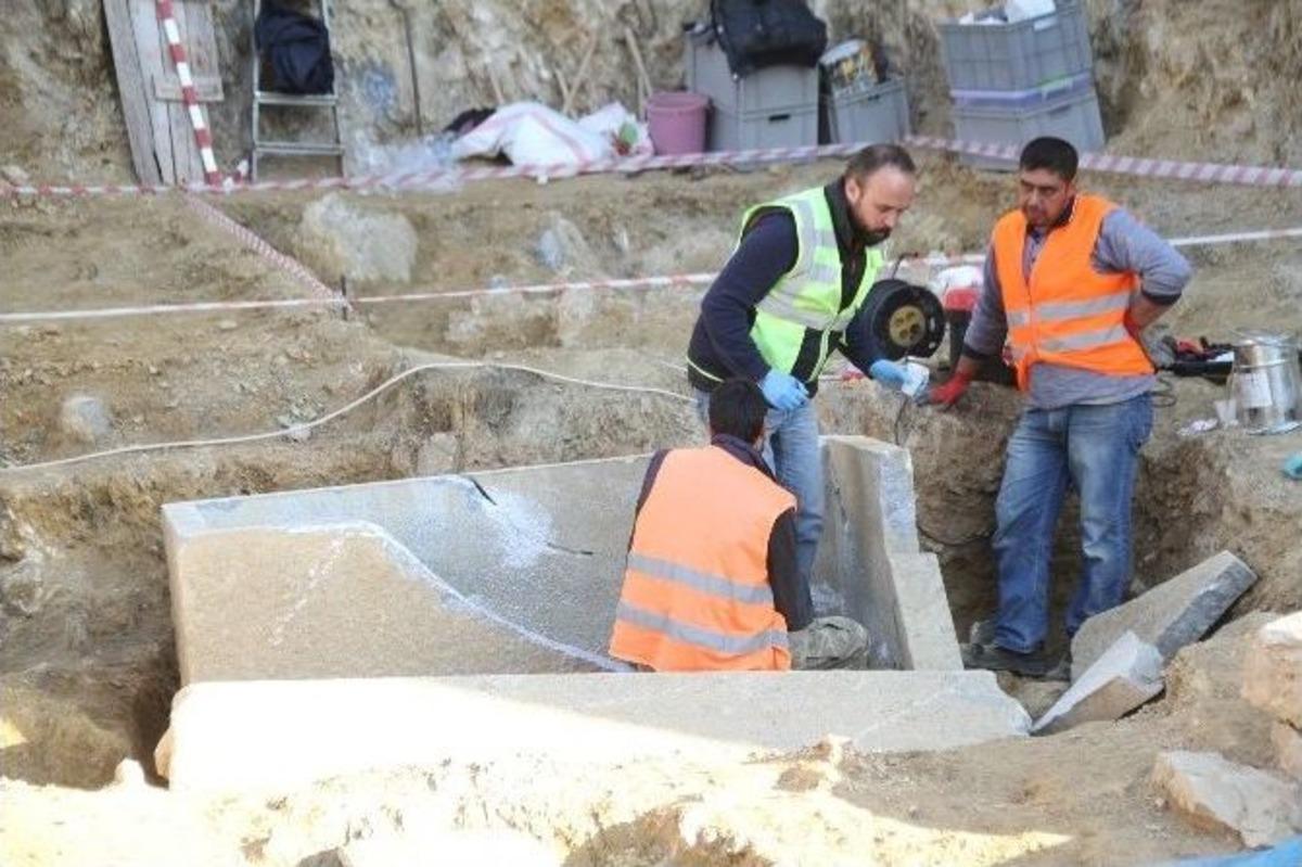 Milas&rsquo;ta İnşaat Temelinden Tarihi Mezar Fışkırıyor