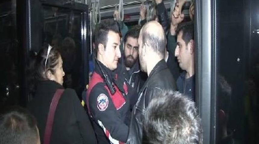 Levent'te Bekledikleri Otob&uuml;s Gelmeyen Yolcular Caddeyi Trafiğe Kapattı