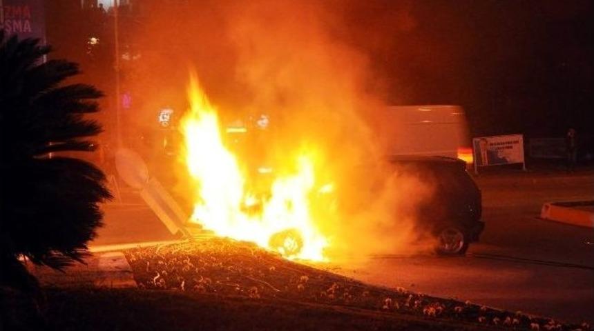 Orta Ref&uuml;je &Ccedil;arpan Otomobil Alev Alev Yandı