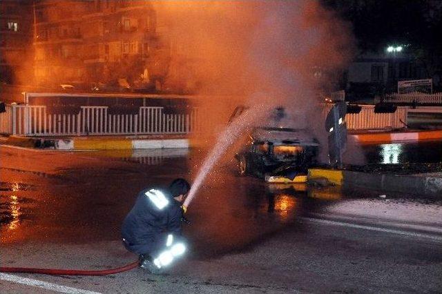 Orta Refüje Çarpan Otomobil Alev Alev Yandı