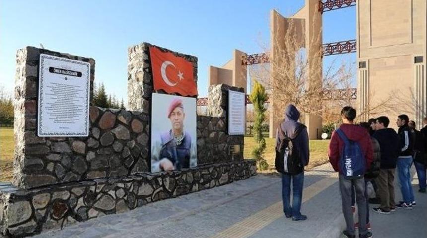 &Uuml;niversitenin Girişine &Ouml;mer Halisdemir Anıtı