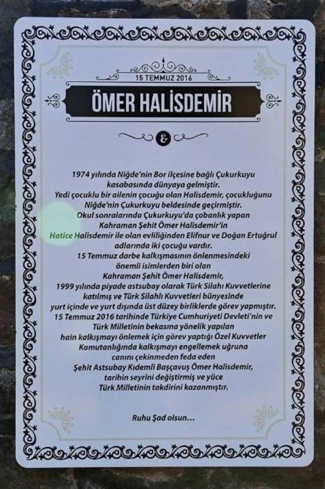 Üniversitenin Girişine Ömer Halisdemir Anıtı