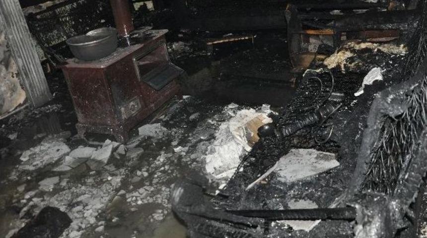 Annesine Sinirlendi, Oturduğu Evi Yaktı