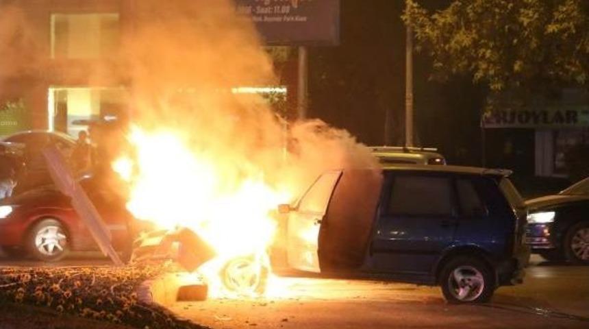 Kaldırıma &Ccedil;arpan Lpg&rsquo;Li Otomobil Alev Topuna D&ouml;nd&uuml;