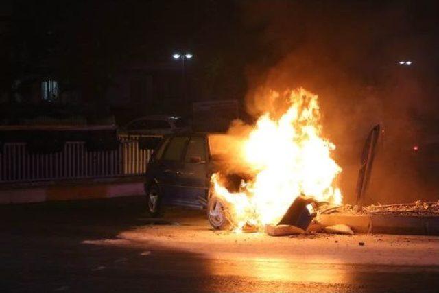 Kaldırıma &Ccedil;arpan Lpg&rsquo;Li Otomobil Alev Topuna D&ouml;nd&uuml; 1