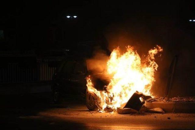 Kaldırıma &Ccedil;arpan Lpg&rsquo;Li Otomobil Alev Topuna D&ouml;nd&uuml; 2