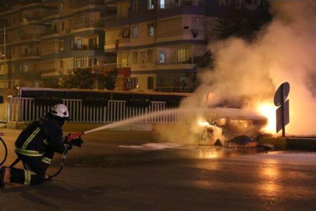 Kaldırıma &Ccedil;arpan Lpg&rsquo;Li Otomobil Alev Topuna D&ouml;nd&uuml; 3