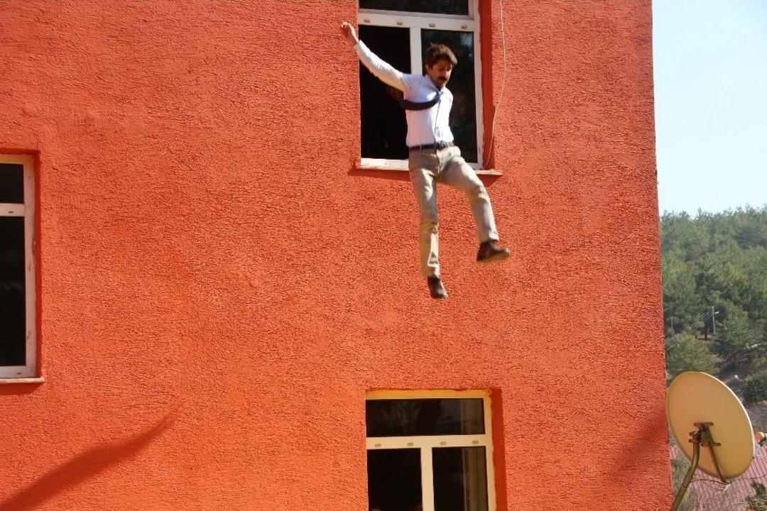 &Uuml;&ccedil; &Ouml;ğretmen Okulun İkinci Katından Aşağı Atladı