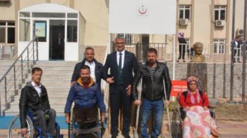 Engellilere Tekerlekli Sandalye Verildi