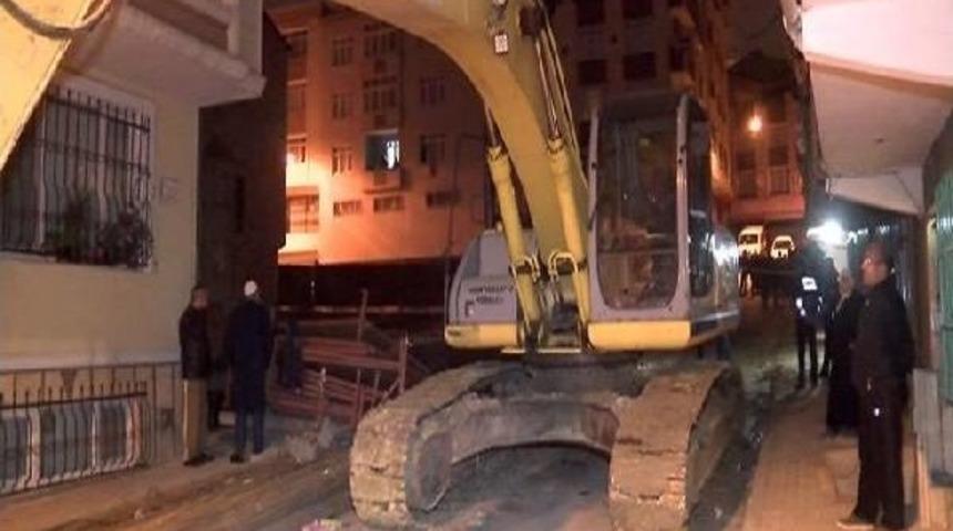 Esenler'de Inşaatın Istinat Duvarı &Ccedil;&ouml;kt&uuml;, 4 Bina Boşaltıldı