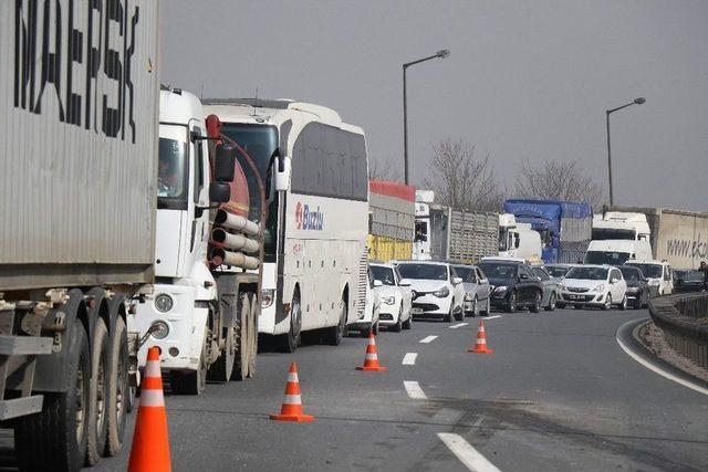 Tırın Altına Giren Araçta Can Pazarı