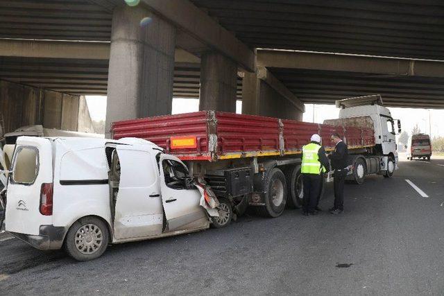 Tırın Altına Giren Araçta Can Pazarı