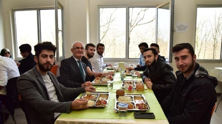 Başkan Yılmaz Om&uuml;&rsquo;l&uuml; &Ouml;ğrencilerle Aynı Sofrada
