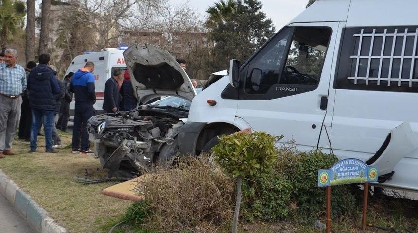 Hatay&rsquo;da &Ouml;ğrenci Servisi Kaza Yaptı: 2 Yaralı
