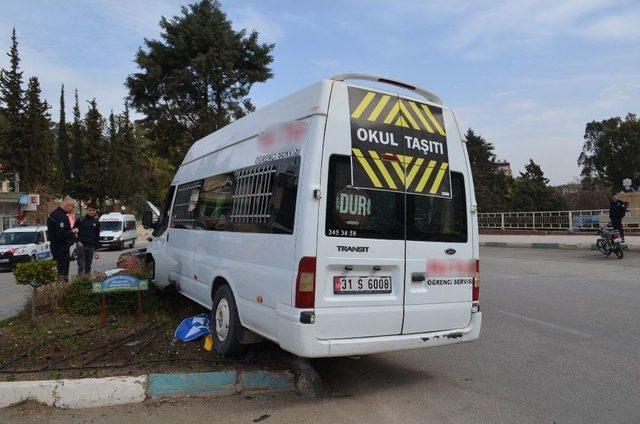 Hatay’da Öğrenci Servisi Kaza Yaptı: 2 Yaralı