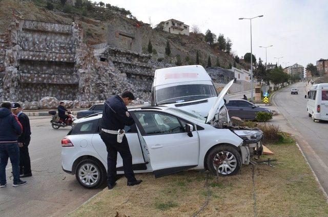 Hatay’da Öğrenci Servisi Kaza Yaptı: 2 Yaralı