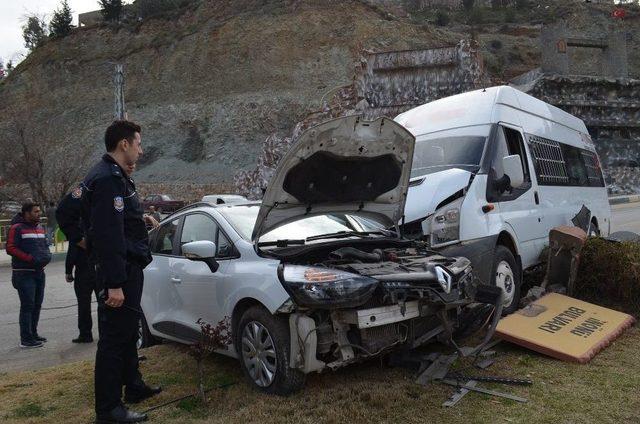 Hatay’da Öğrenci Servisi Kaza Yaptı: 2 Yaralı