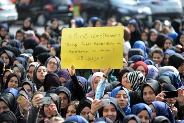 Kız İmam Hatip Lisesi'nde Ders Arası '28 Şubat' Protestosu