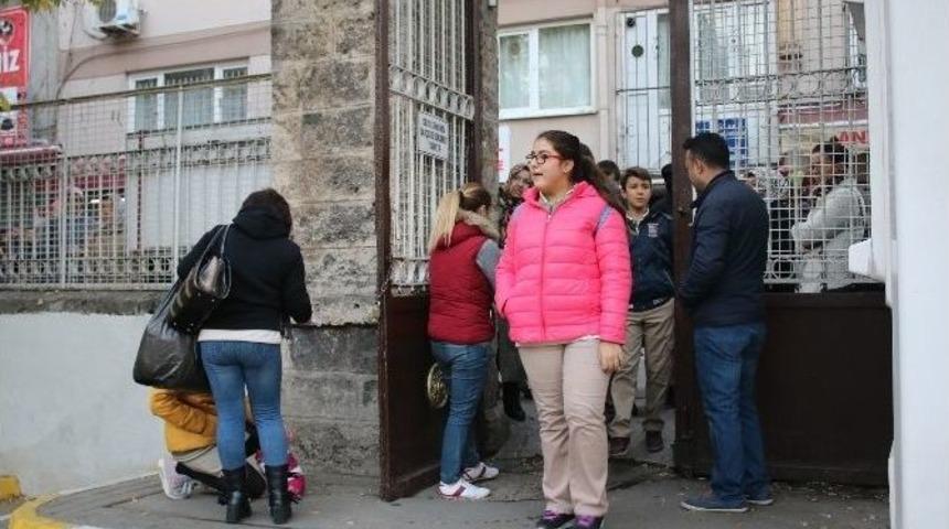 Bursa&rsquo;da &Ouml;ğrenciler Teog Sınavına Girerken, Veliler Dışarıda Dualarla Bekledi