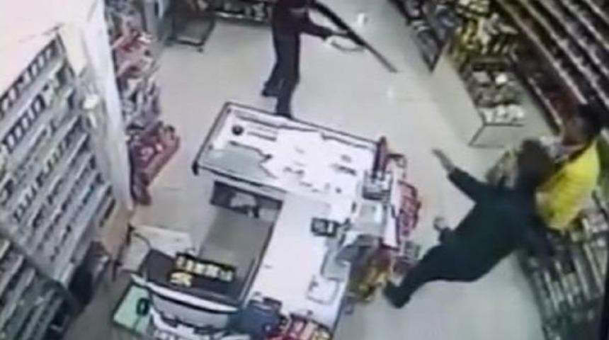 Maskeli Market Soyguncuları G&uuml;venlik Kamerasında