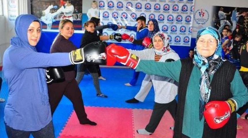 Genci Yaşlısı Savunma Sporu &Ouml;ğreniyor