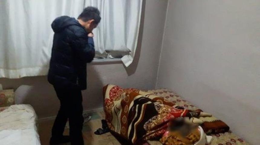 Annesinin Cesediyle Aynı Odada 3 Hafta Yaşadı