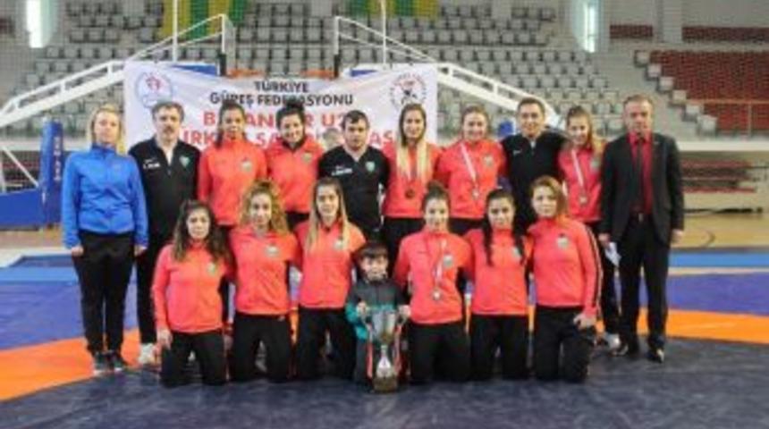 Altınova Bayan G&uuml;reşinde Zirvede