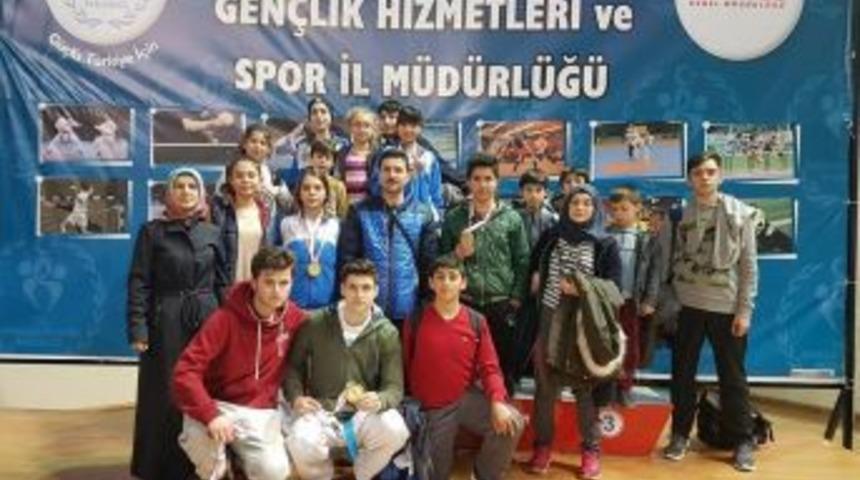 Taşk&ouml;pr&uuml;l&uuml; Karateciler Sakarya&rsquo;da Madalyalara Ambargo Koydu