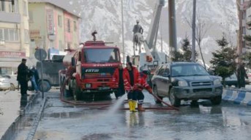 Hakkari&rsquo;de Cadde Ve Sokaklar Yıkandı
