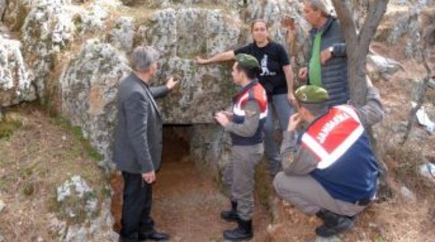 Doğa Y&uuml;r&uuml;y&uuml;ş&uuml;nde Kaya Mezarı Buldular