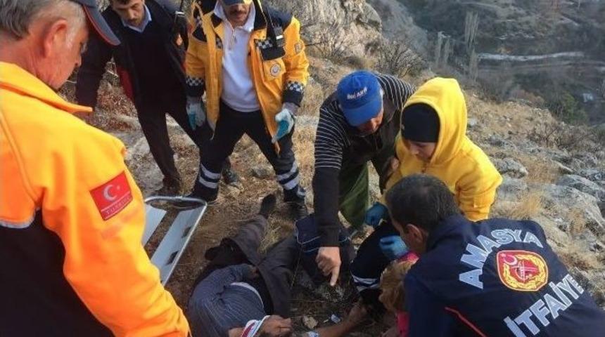 Kayalıklardan D&uuml;şen &Ccedil;obanı Telefonu Kurtardı