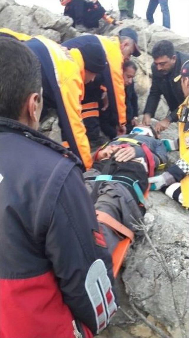 Kayalıklardan D&uuml;şen &Ccedil;obanı Telefonu Kurtardı 1