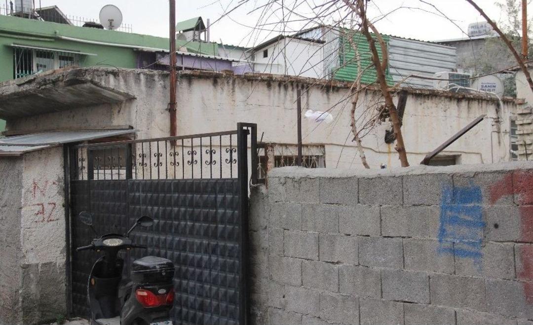 Sahte Polisin Kadını Dolandırma Anı Saniye Saniye G&ouml;r&uuml;nt&uuml;lere Yansıdı