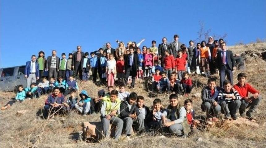 Gölbaşı İlçesinde Öğrenciler Fidan Dikti