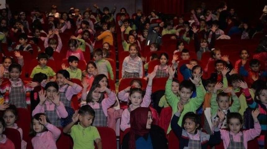 Savaşın &Ccedil;ocukları Bilecik&rsquo;teki Tiyatro Oyunu İle G&uuml;ld&uuml;