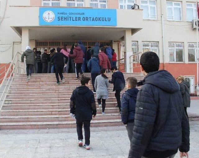 Veliler Dışarıda Öğrenciler Sınav Salonunda Ter Döktü