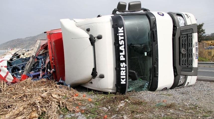 Alanya&rsquo;da Sebze Y&uuml;kl&uuml; Tır Devrildi