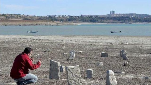Baraj Gölünde Su Çekildi Mezarlık Ortaya Çıktı