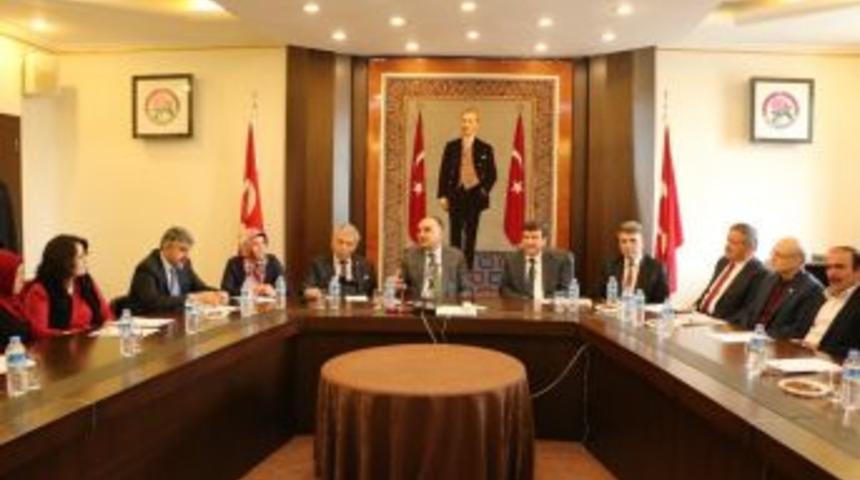 Vali G&uuml;naydın Muhtarlarla Toplandı