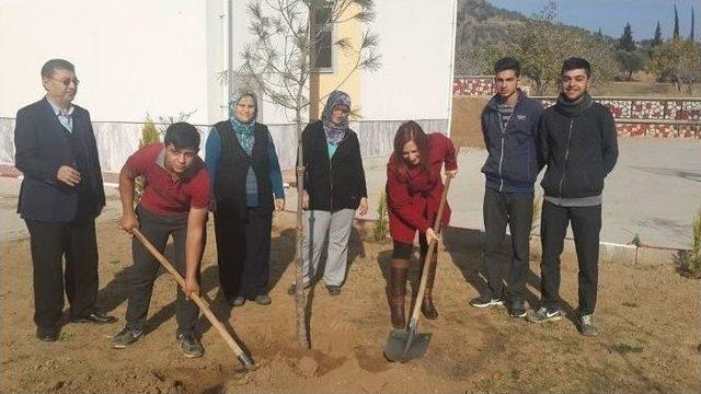 Ak Partili Kadınlardan Öğretmenlere Anlamlı Hediye