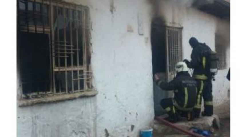 Suriyeli Ailenin Kaldığı Evde Yangın &Ccedil;ıktı