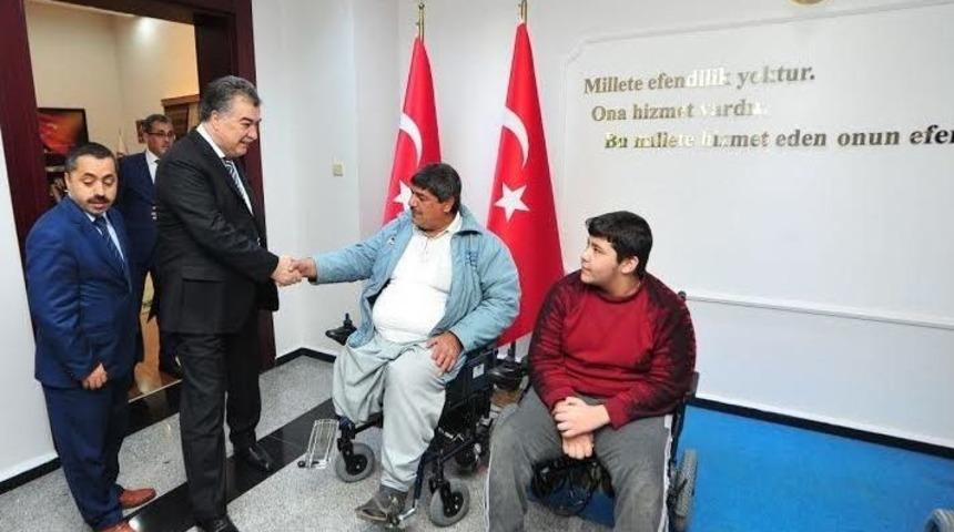 Suriyeli Engellilerin Ak&uuml;l&uuml; Sandalye Sevindi