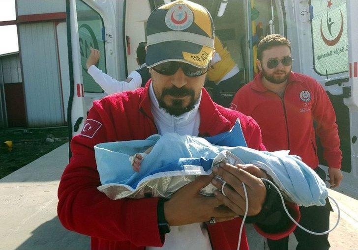 Ambulans Helikopterler 3 Günlük Bebek İçin Havalandı