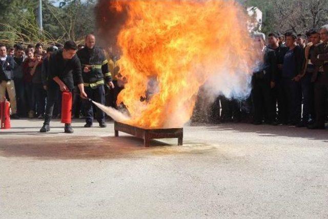 Yangın Tatbikatında Öğretmenler Ikinci Kattan Atladı