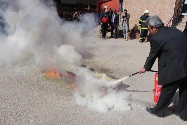 Yangın Tatbikatında Öğretmenler Ikinci Kattan Atladı